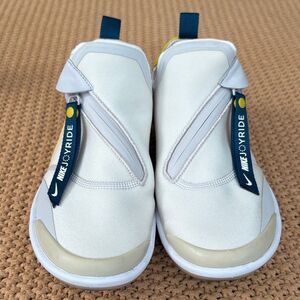 Nike Joyride Optik Vast Gray (off white with-silver)
Womens Size 9 Very Nice!